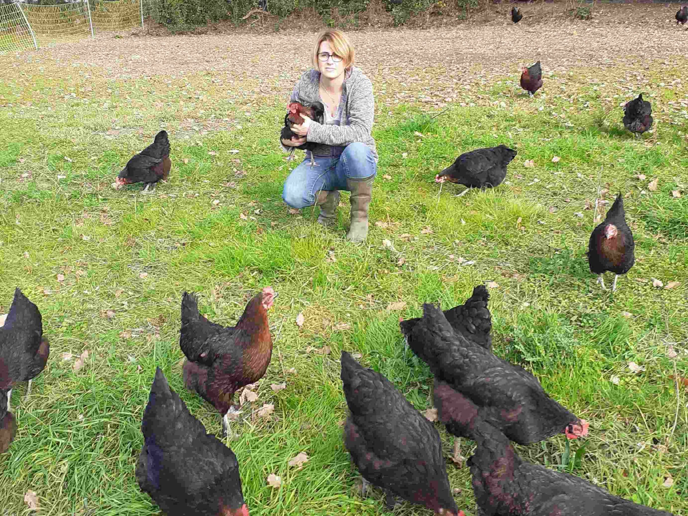 Céline Guillet et ses poules en plein air