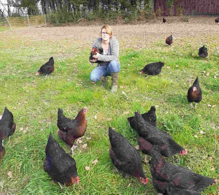 Céline Guillet et ses poules en plein air